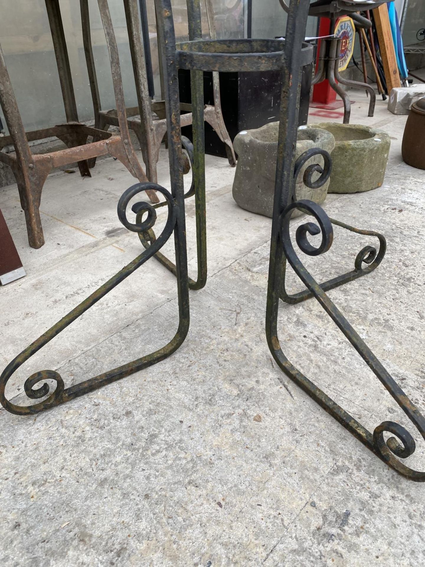 A VINTAGE WROUGHT IRON DECORATIVE PLANT STAND (HEIGHT 92CM, DIAMETER 47CM) - Image 3 of 3