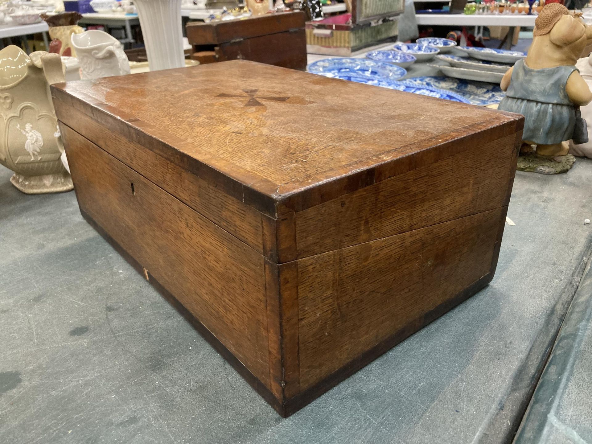 AN OAK WRITING SLOPE WITH INLAID BANDING TO THE SIDES AND TOP - Image 4 of 4