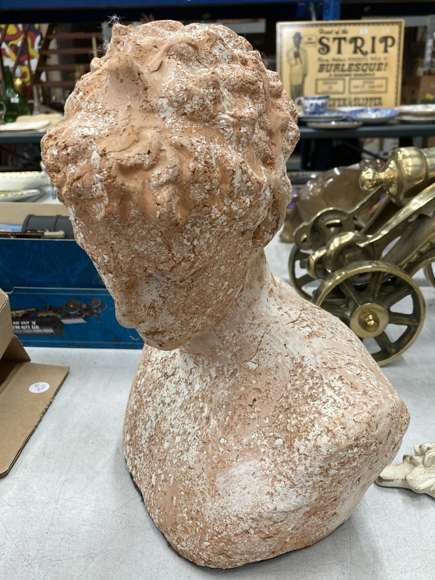 A RECONSTITUTED STONE BUST, HEIGHT 32CM - Image 2 of 3