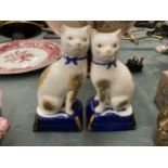 A PAIR OF VINTAGE STAFFORDSHIRE CATS, HEIGHT 19CM