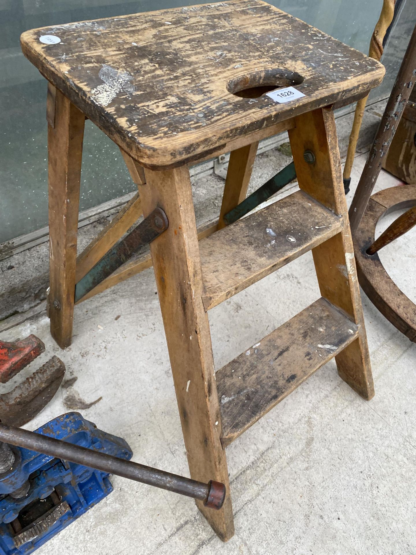 A VINTAGE PINE KITCHEN STEP - Image 2 of 2