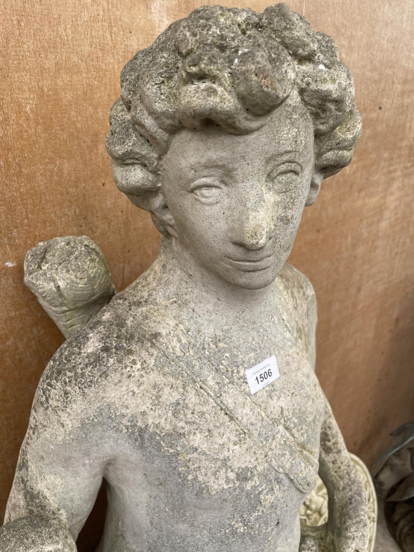 A LARGE RECONSTITUTED STONE CHERUB GARDEN FIGURE WITH PLINTH BASE (H:147CM WITH PLINTH) (A/F) - Image 5 of 6