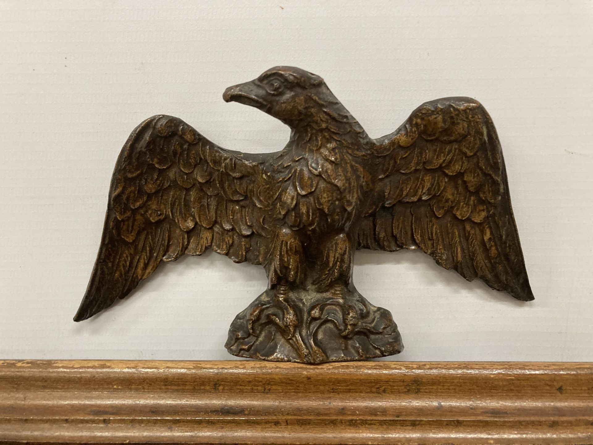 A MAHOGANY CASED VIENNA WALL CLOCK WITH EAGLE DESIGN TOP, WITH PENDULUM AND KEY - Bild 4 aus 6