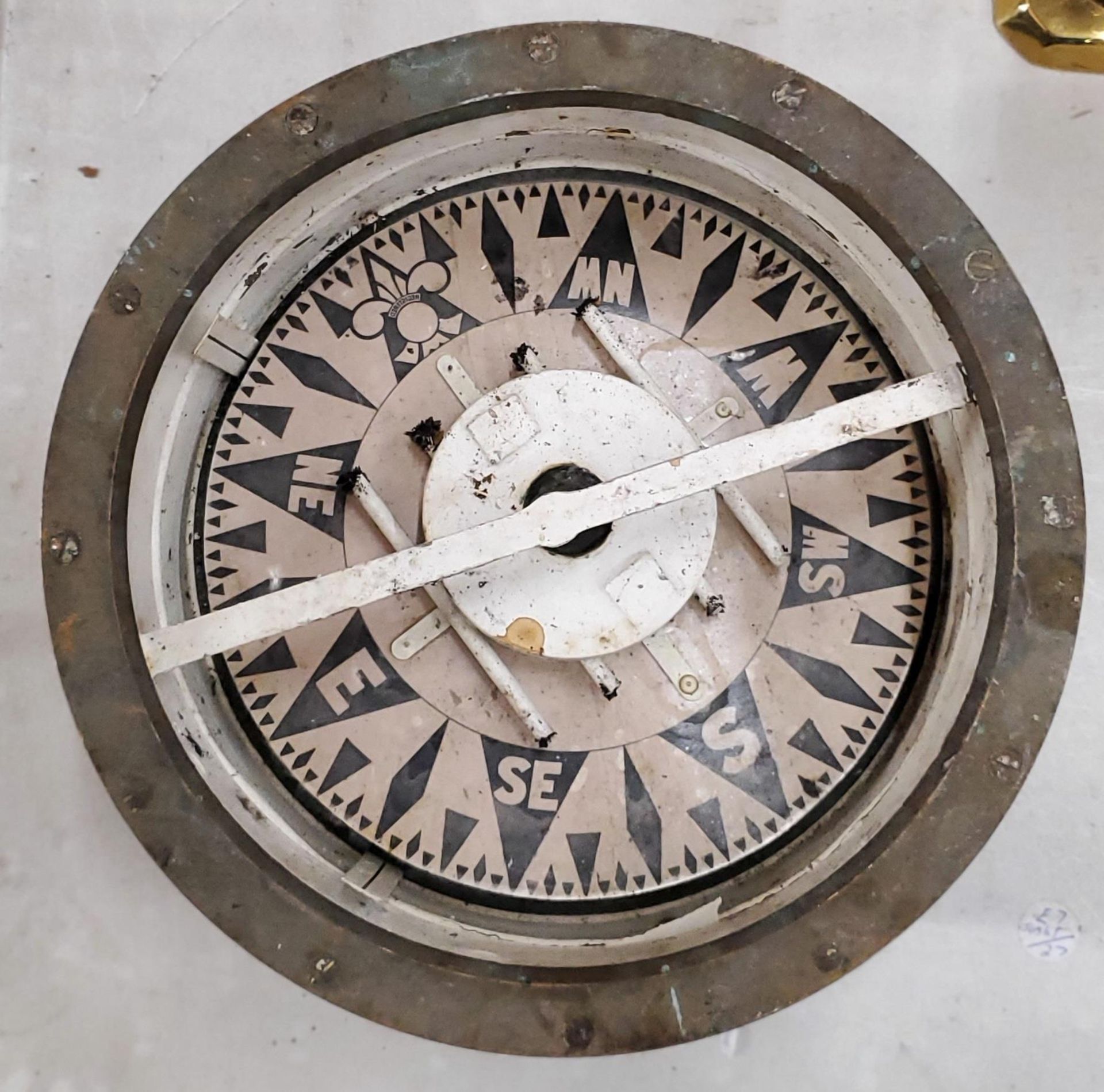 A VINTAGE BRASS SHIPS COMPASS - Image 5 of 8