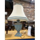 A LARGE CLASSIC STYLE BLUE TABLE LAMP WITH SHADE, HEIGHT TO BOTTOM OF SHADE 40CM