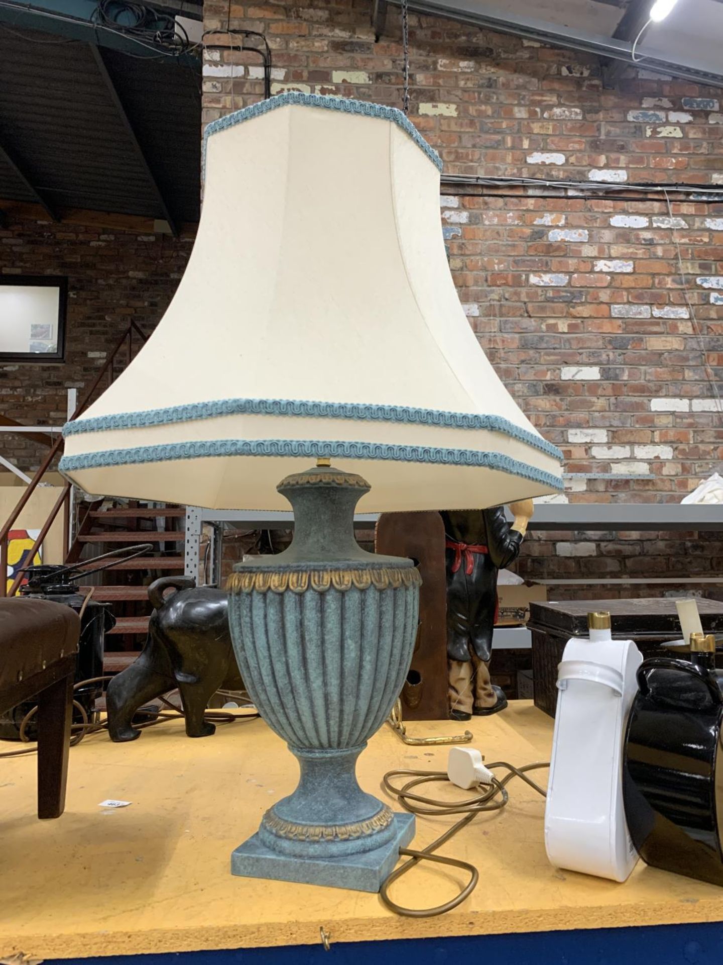 A LARGE CLASSIC STYLE BLUE TABLE LAMP WITH SHADE, HEIGHT TO BOTTOM OF SHADE 40CM