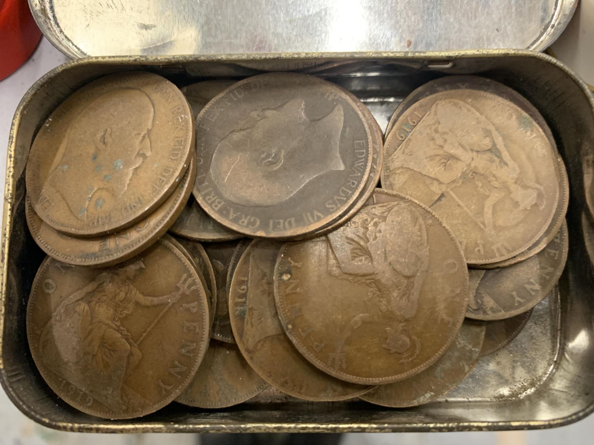 A COLLECTION OF PRE-DECIMAL COINS TO INCLUDE PENNIES, HA'PENNIES, FLORINS, ETC - Image 4 of 5