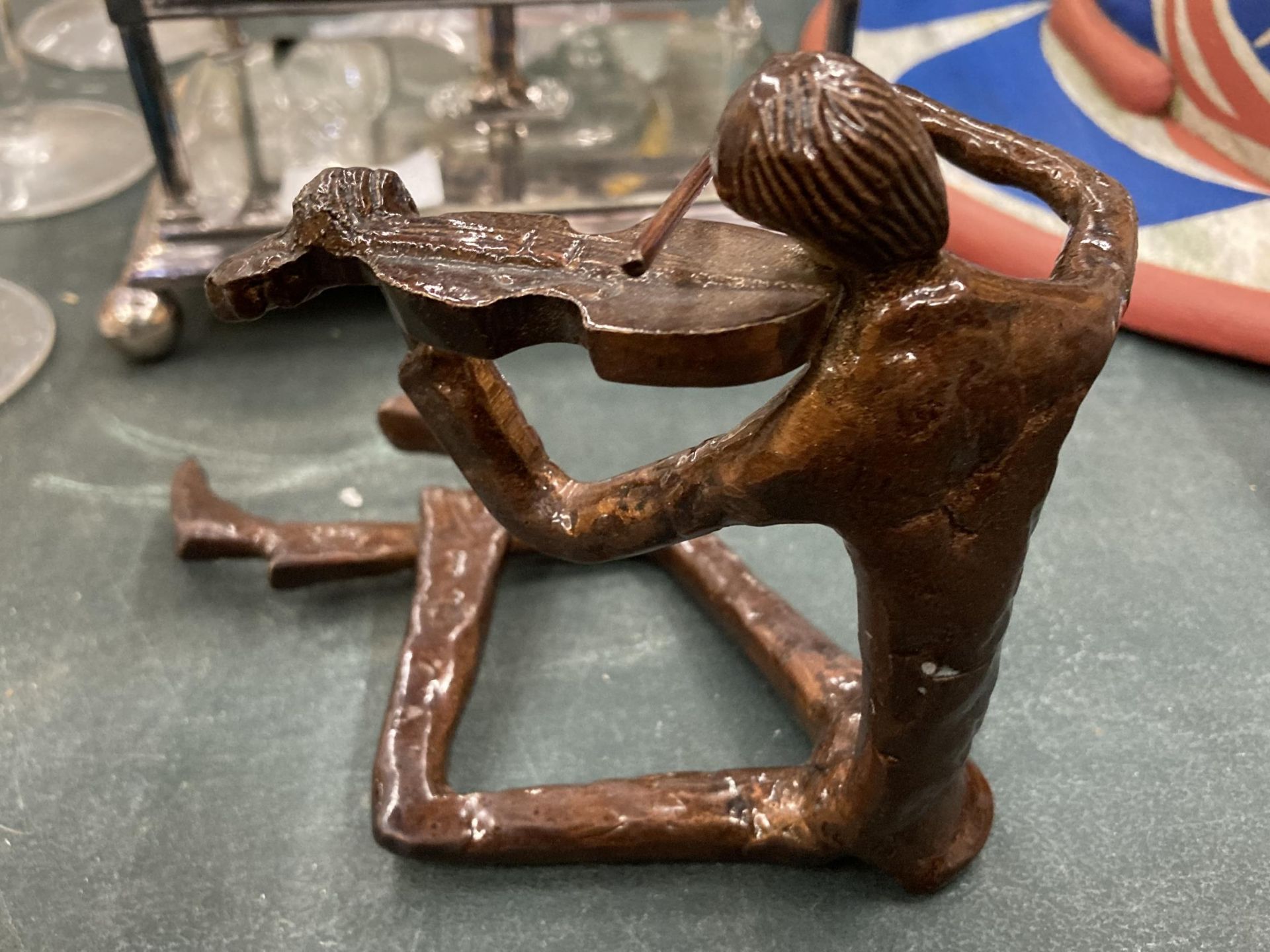 A BRONZE MATCHSTICK FIGURE PLAYING A VIOLIN, HEIGHT 13CM - Image 3 of 3