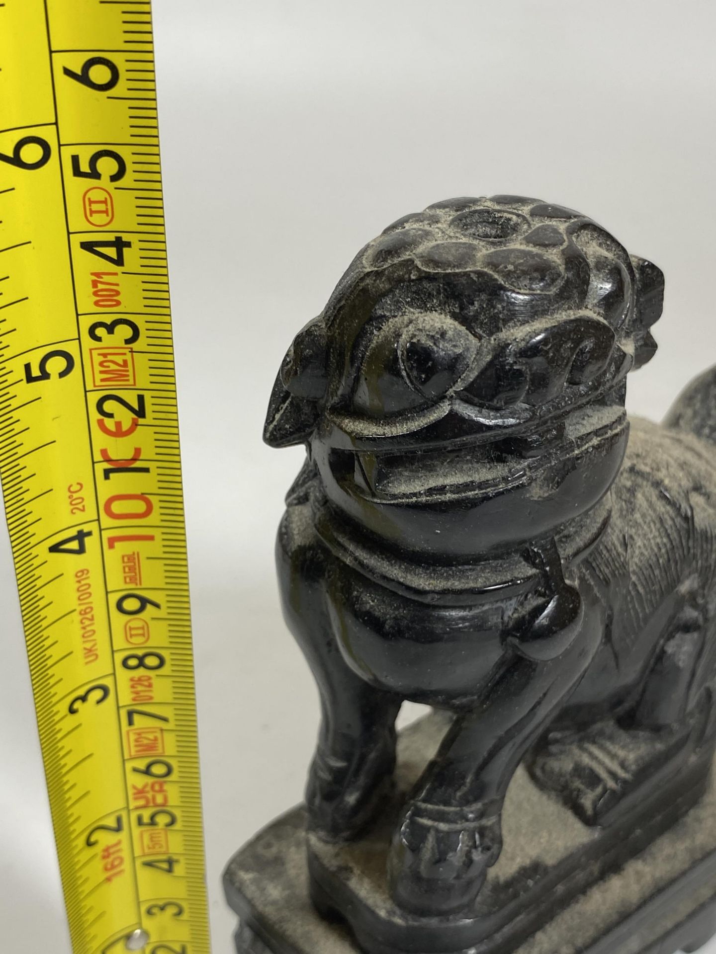 A CHINESE STONE MARBLE EFFECT MODEL OF A FOO DOG ON BASE, HEIGHT 14.5CM - Image 5 of 5