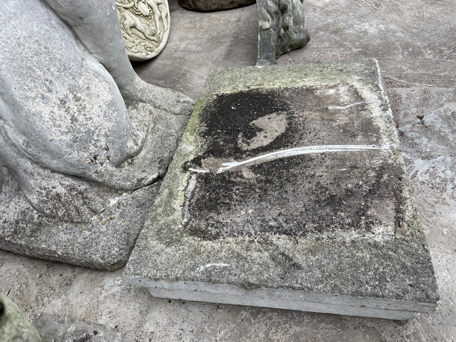 A LARGE RECONSTITUTED STONE CHERUB GARDEN FIGURE WITH PLINTH BASE (H:147CM WITH PLINTH) (A/F) - Image 4 of 6