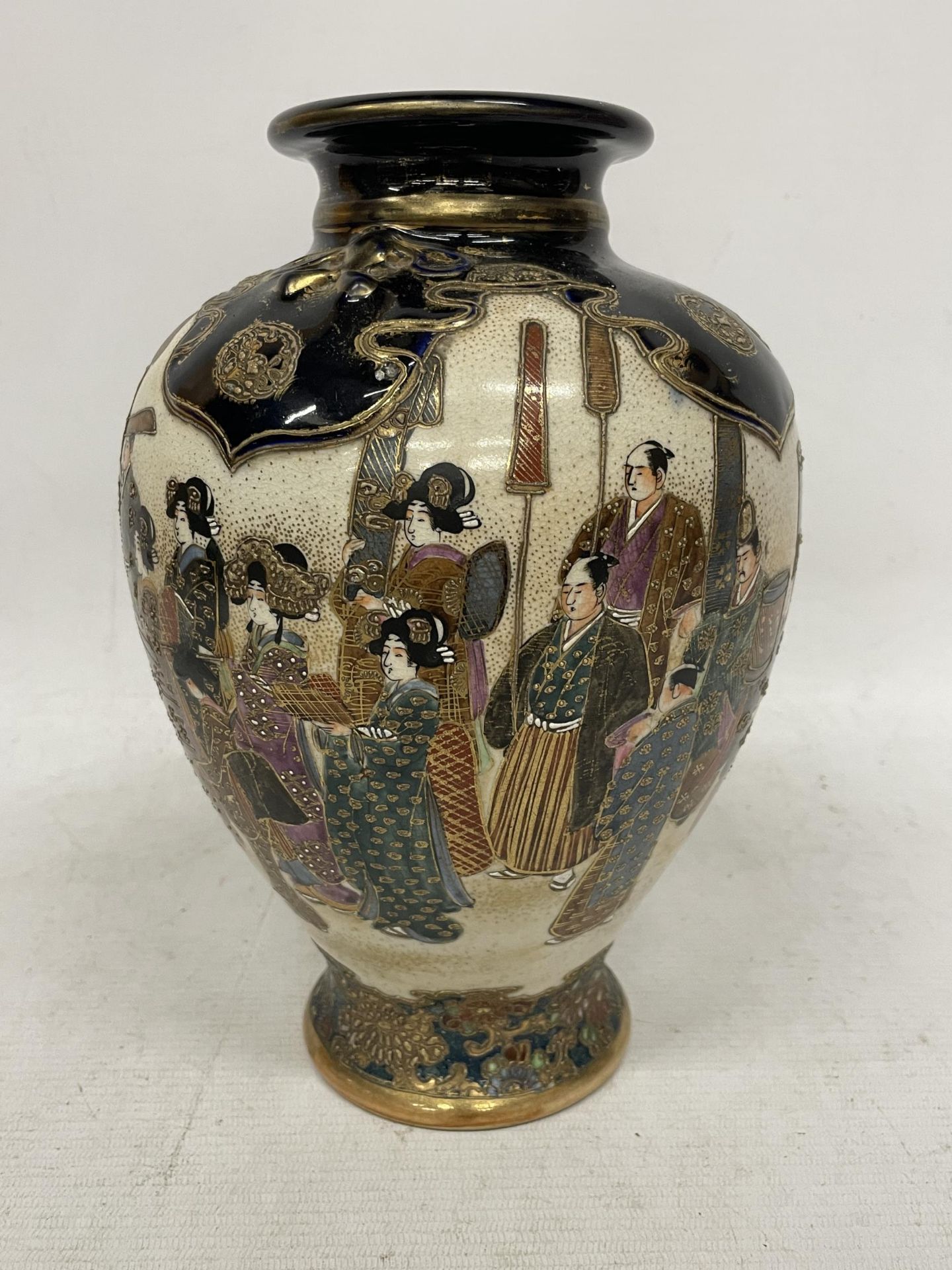 A VINTAGE JAPANESE SATSUMA VASE WITH WARRIOR DESIGN - Image 2 of 5