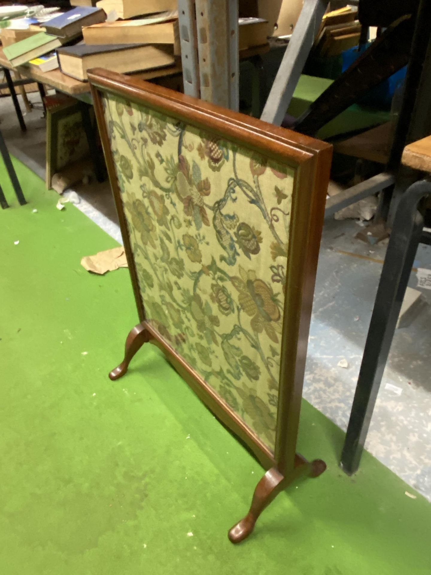 A VINTAGE MAHOGANY TAPESTRY FIRE SCREEN - Image 2 of 2