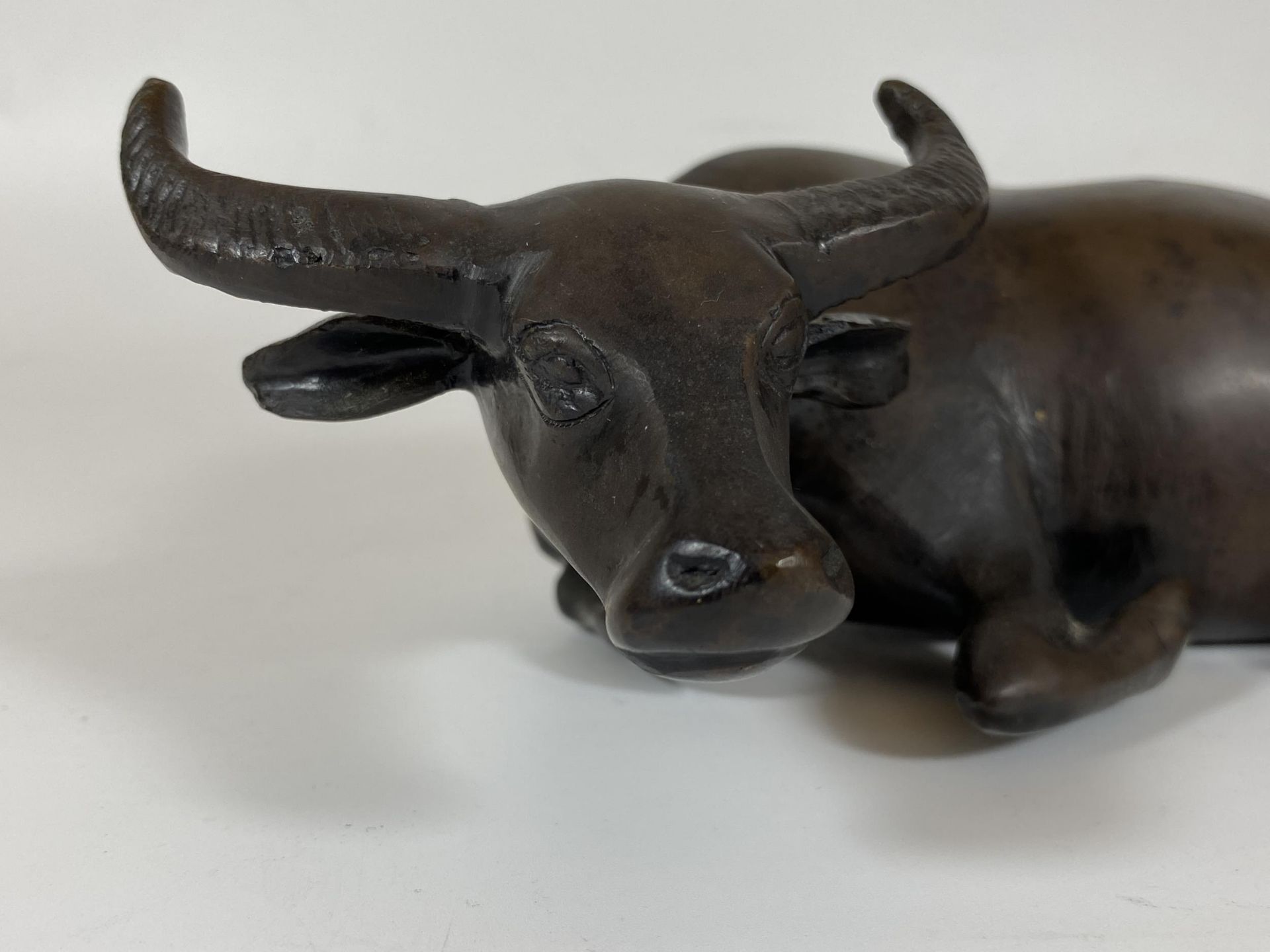 AN ANTIQUE CHINESE HEAVY SOLID BRONZE MODEL OF AN OX LYING DOWN, LENGTH 21CM - Image 2 of 5