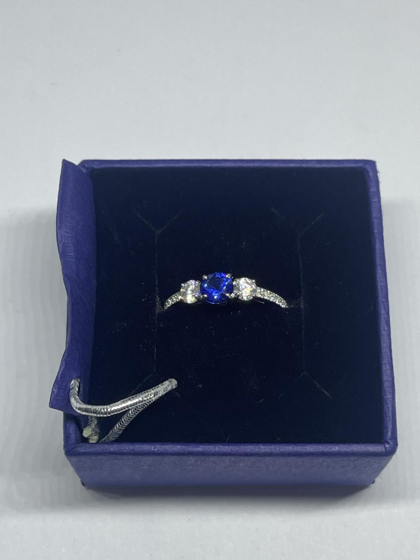 A SWAROVSKI RING WITH BLUE AND CLEAR CRYSTALS WITH LABEL, PRESENTATION BOX AND SLEEVE SIZE K/L - Image 2 of 3