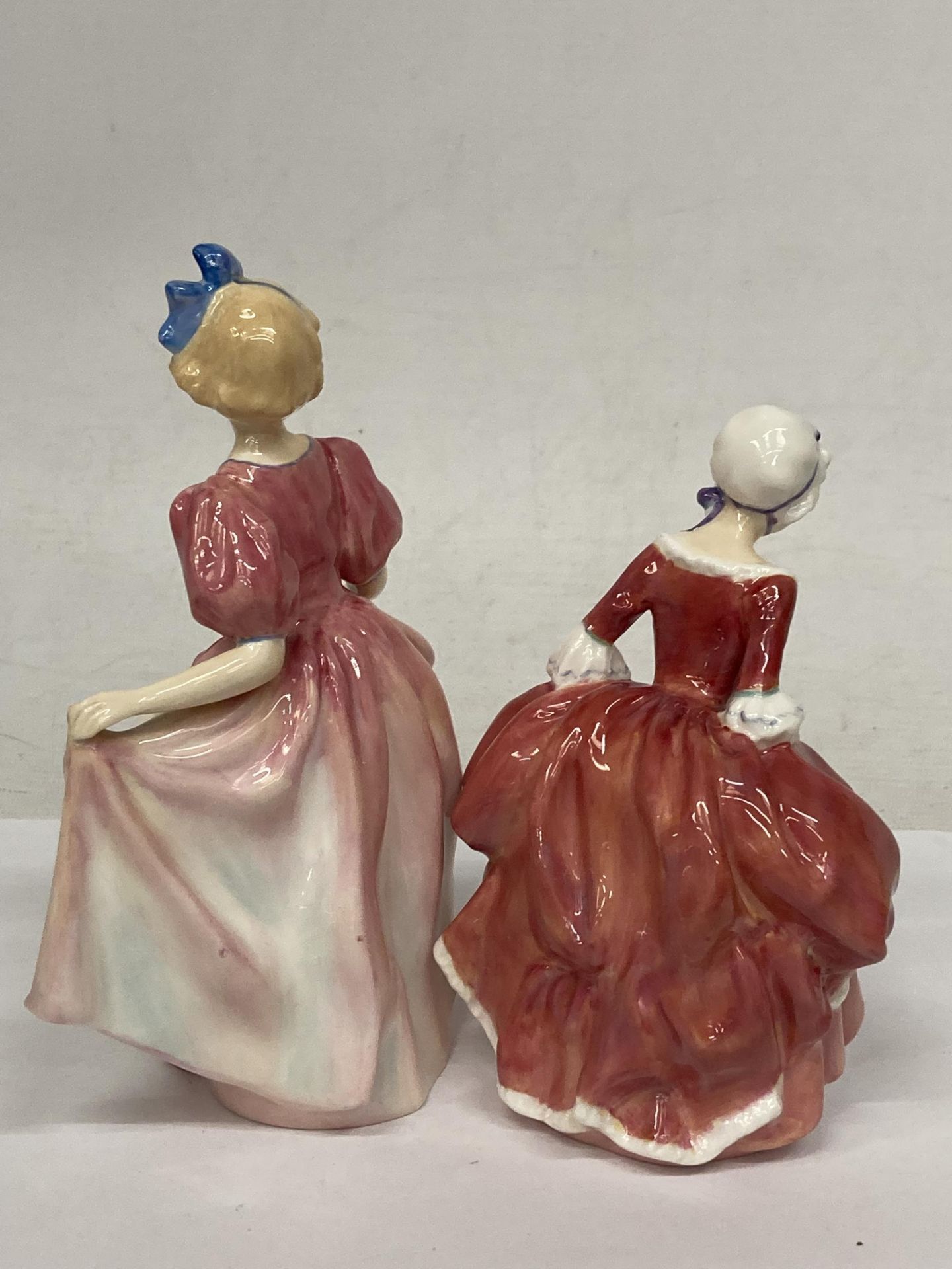 TWO ROYAL DOULTON FIGURINES "GOODY TWO SHOES" HN2037 AND "SWEETING" HN 1935 - Bild 3 aus 4