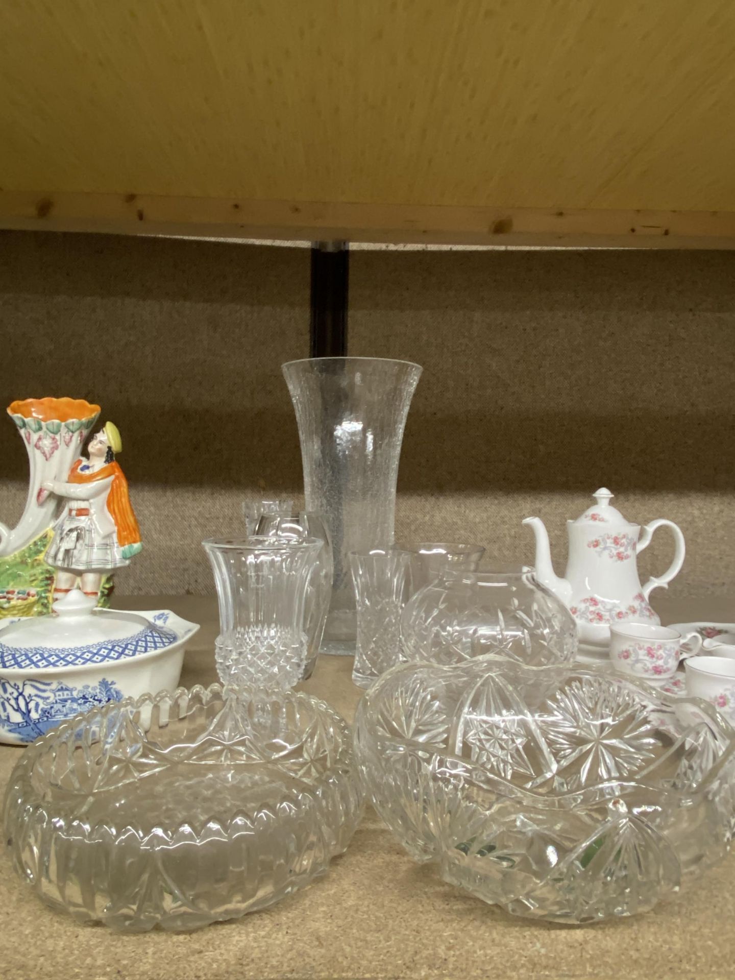 A GROUP OF VINTAGE GLASSWARE, CUT GLASS BOWLS ETC