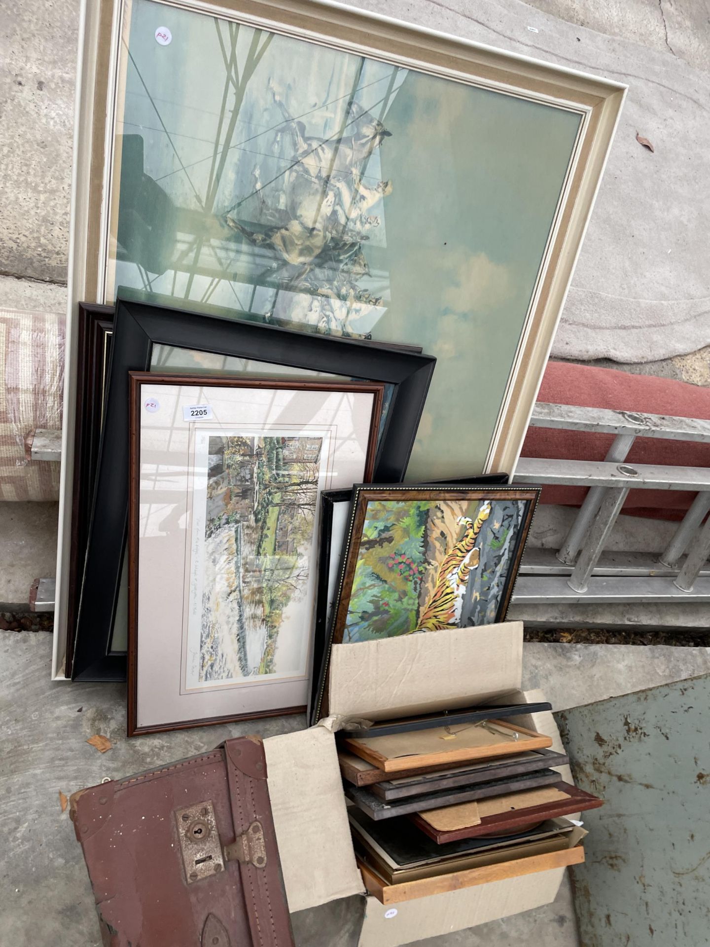 AN ASSORTMENT OF FRAMED PRINTS AND PICTURES AND A TRAVEL CASE - Bild 2 aus 2