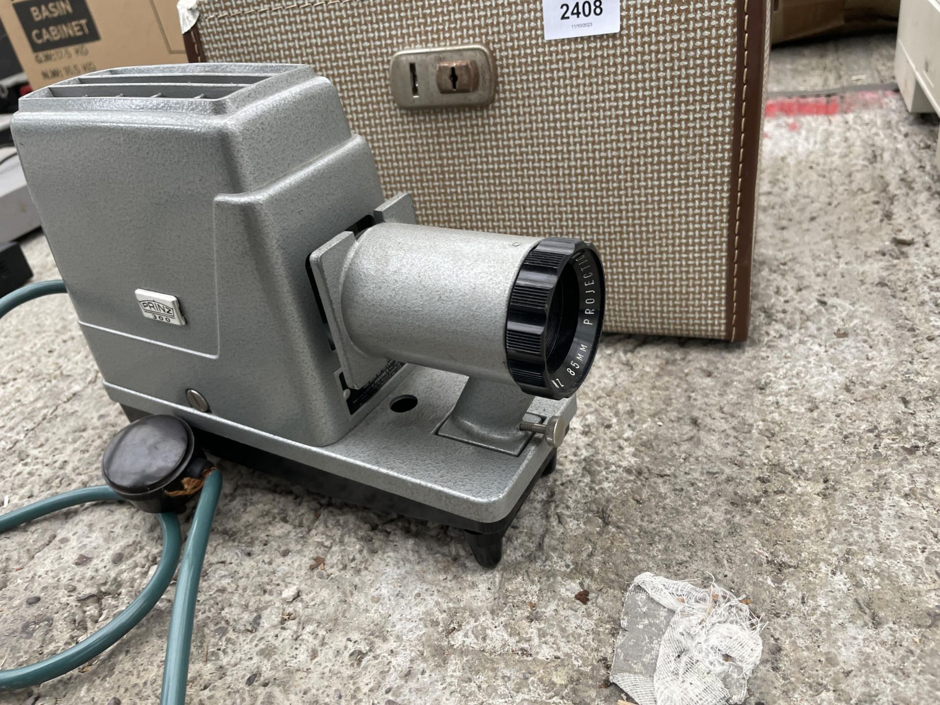 A VINTAGE PRINZ 300 PROJECTOR AND CASE - Bild 2 aus 3