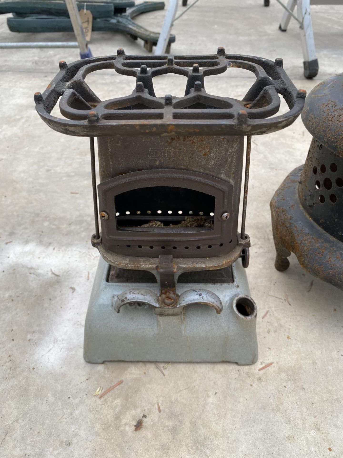 TWO VINTAGE PARAFFIN HEATERS TO INCLUDE A VALOR AND A VINTAGE BEATRICE NO.33 HEATER - Image 2 of 5