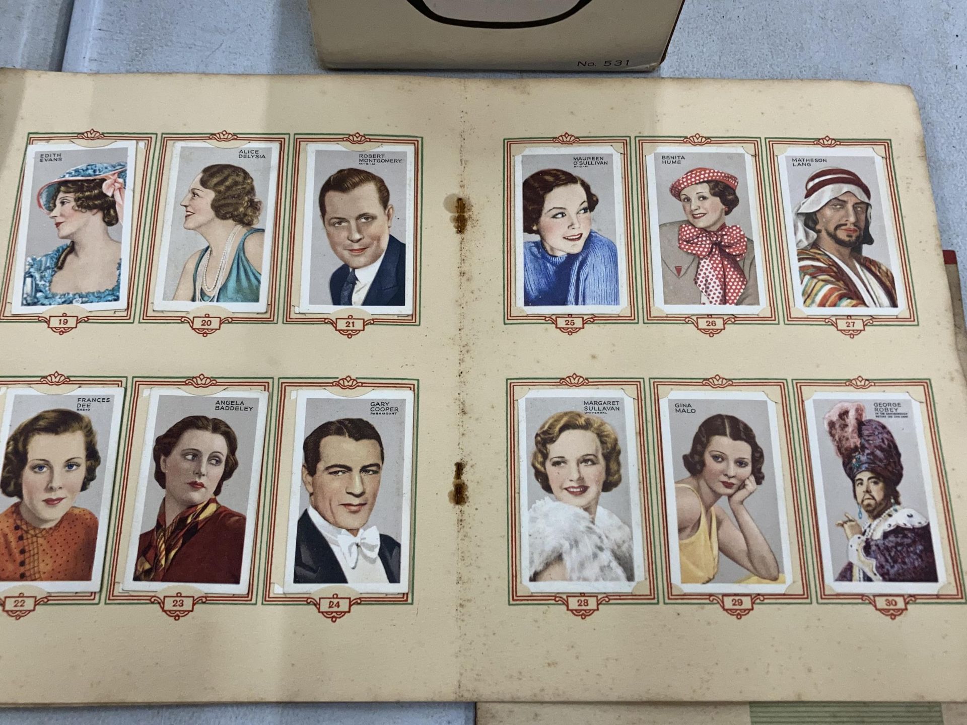 A LARGE QUANTITY OF VINTAGE PARK DRIVE CIGARETTE CARDS - Image 4 of 6