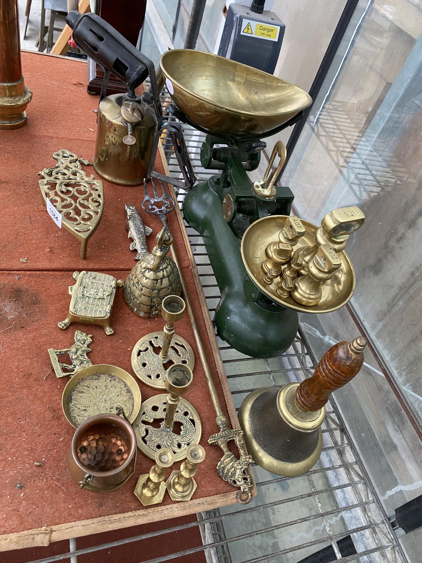 AN ASSORTMENT OF BRASS ITEMS TO INCLUDE SCALES AND WEIGHTS, TRIVET STANDS AND CANDLE STICKS ETC - Image 2 of 2