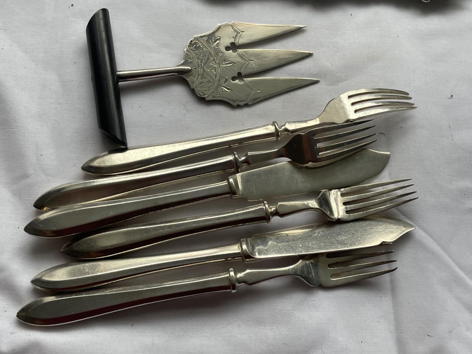 VARIOUS ITEMS OF SILVER PLATE TO INCLUDE A JD & S CLARET JUG - Image 5 of 5