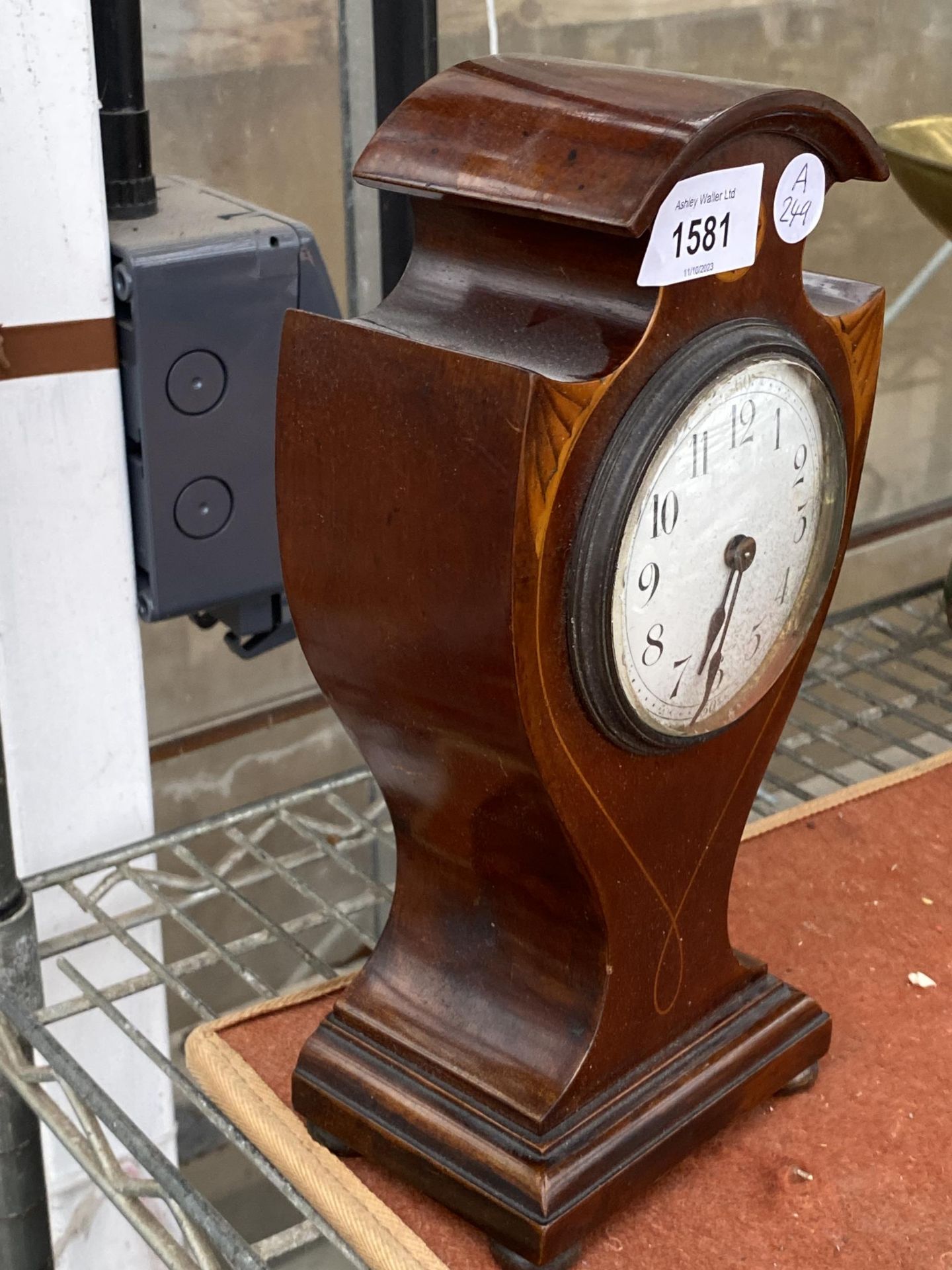 A DECORATIVE MAHOGANY MANTLE CLOCK - Bild 2 aus 3