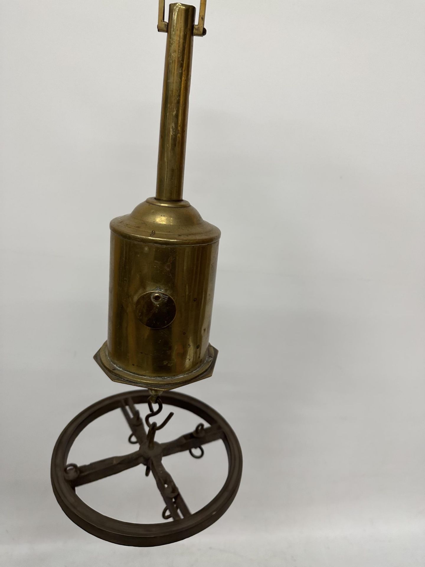 FOUR VINTAGE ITEMS OF BRASS TO INCLUDE A CLOCKWORK MEAT JACK WITH KEY AND CIRCULAR IRON RACK ( - Image 2 of 6