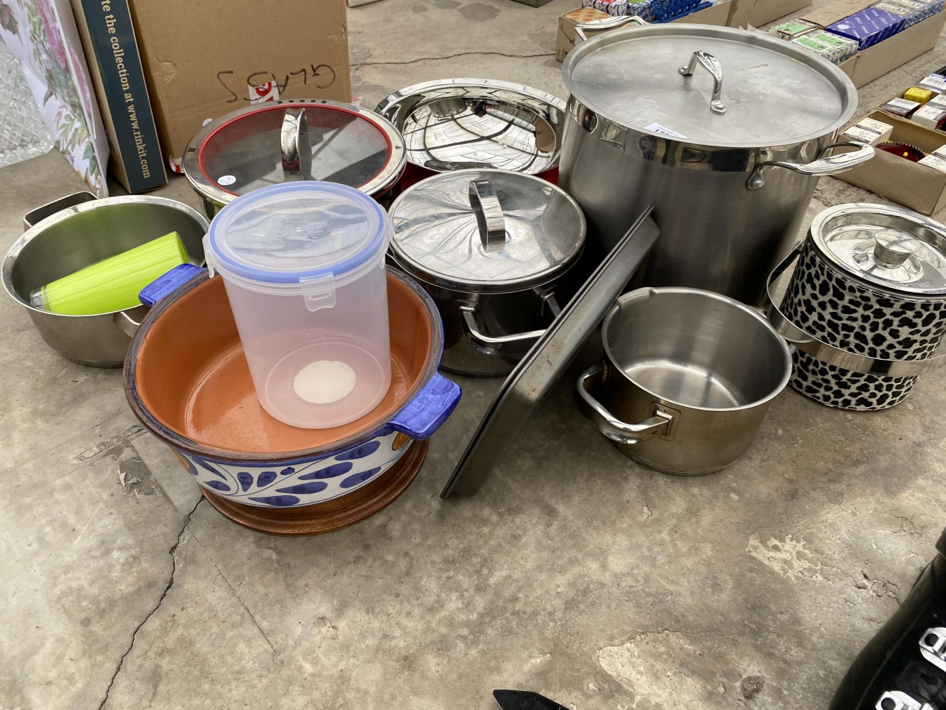 AN ASSORTMENT OF ITEMS TO INCLUDE STAINLESS STEEL COOKING POTS ETC - Image 3 of 3