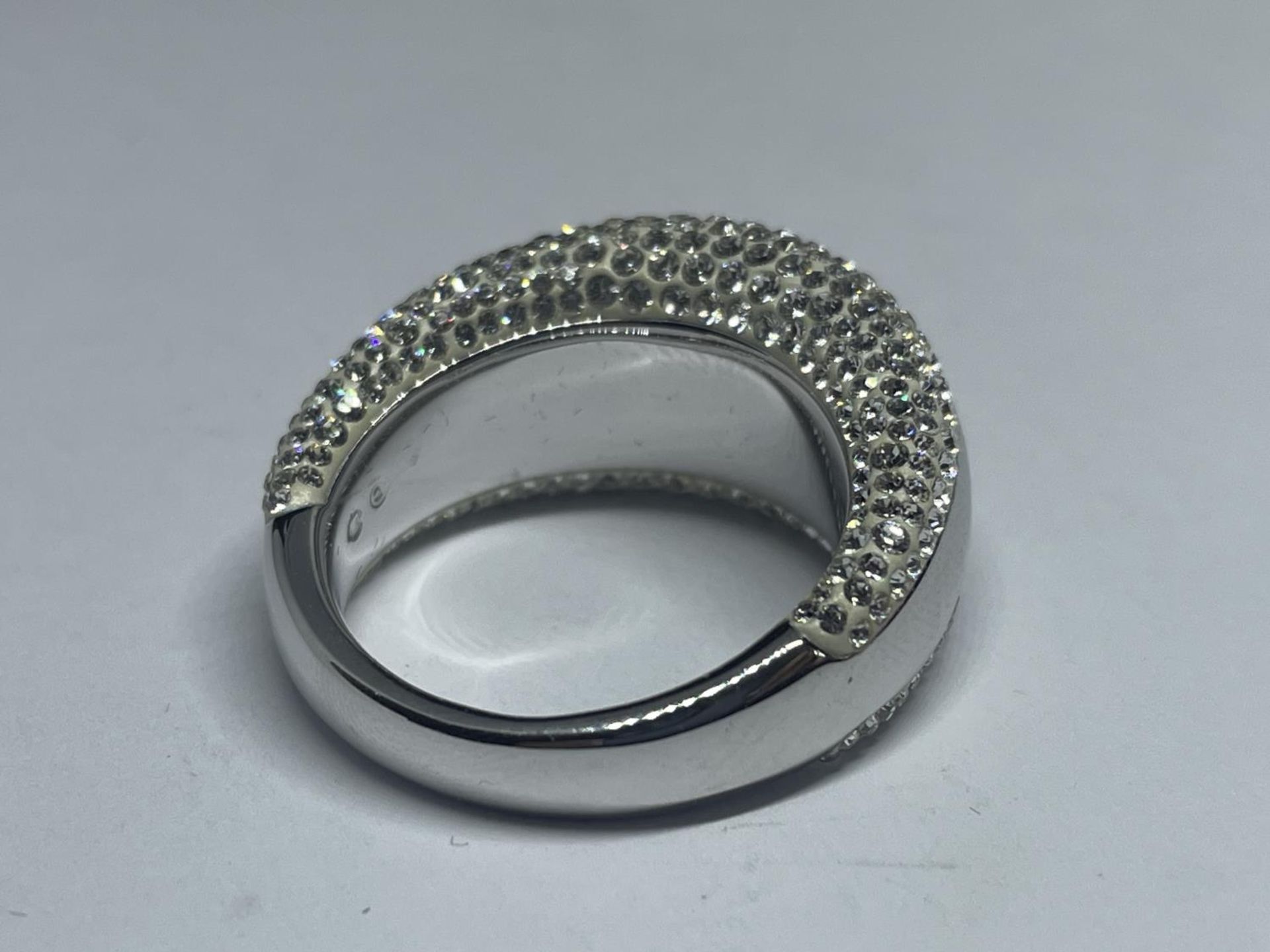 A SWAROVSKI CRYSTAL RING WITH LABEL IN A PRESENTATION BOX WITH SLEEVE SIZE R - Image 2 of 4
