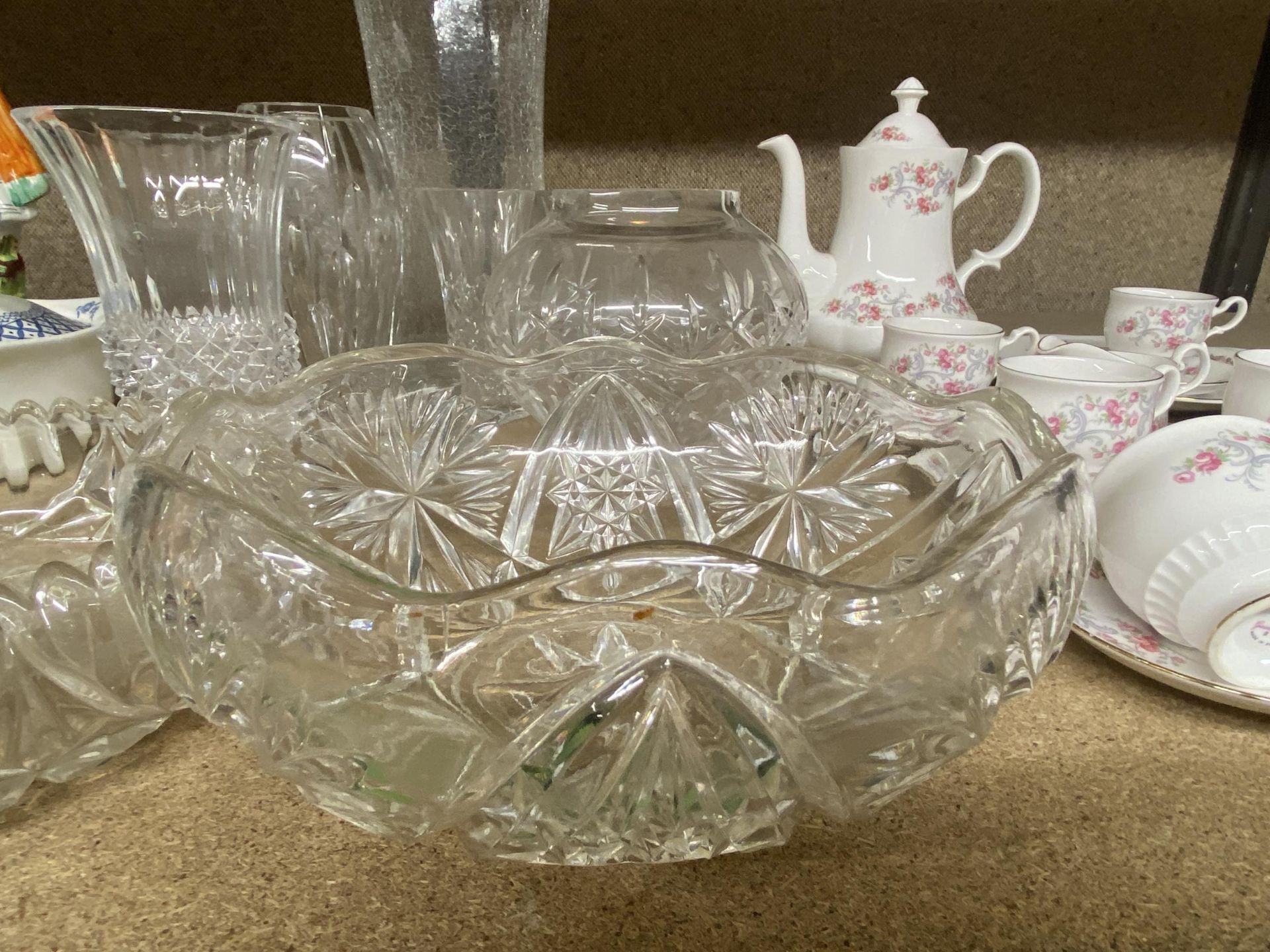A GROUP OF VINTAGE GLASSWARE, CUT GLASS BOWLS ETC - Image 2 of 4