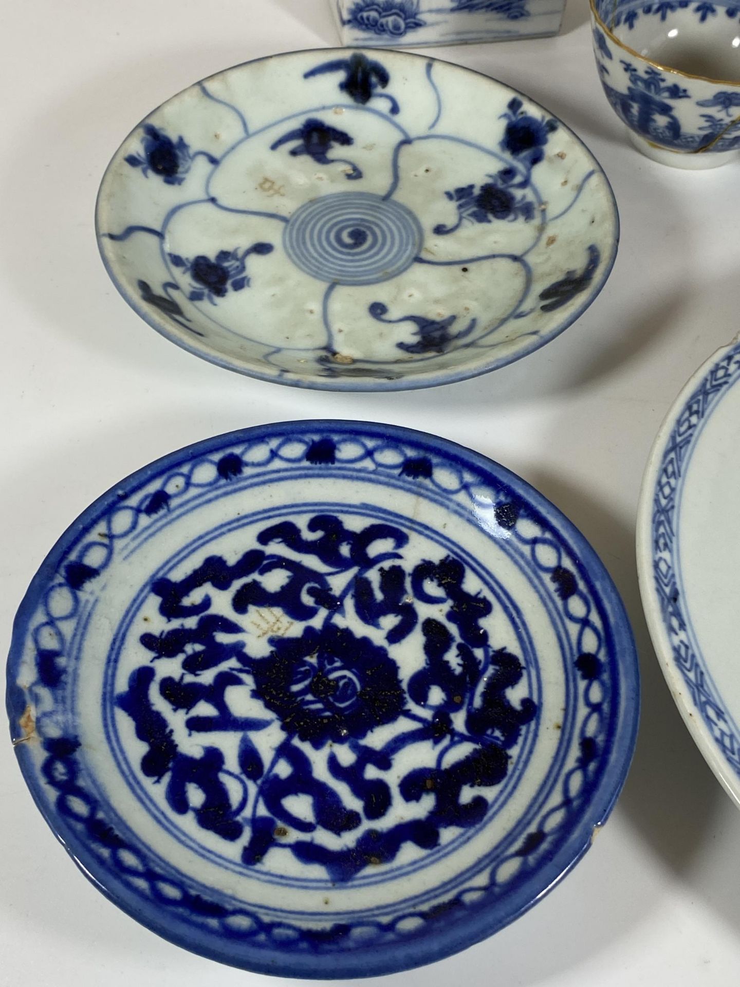 A COLLECTION OF 18TH CENTURY AND LATER CHINESE BLUE AND WHITE PORCELAIN - TEA CADDY, PAIR OF PLATES, - Image 4 of 7