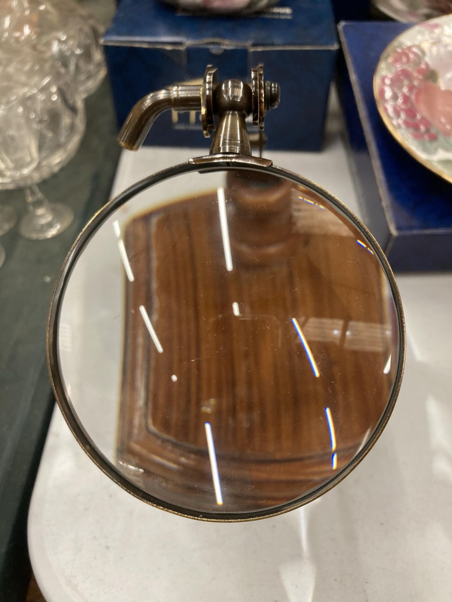 A TABLE TOP MAGNIFYING GLASS ON A WOODEN PLINTH, HEIGHT 18CM - Image 3 of 3