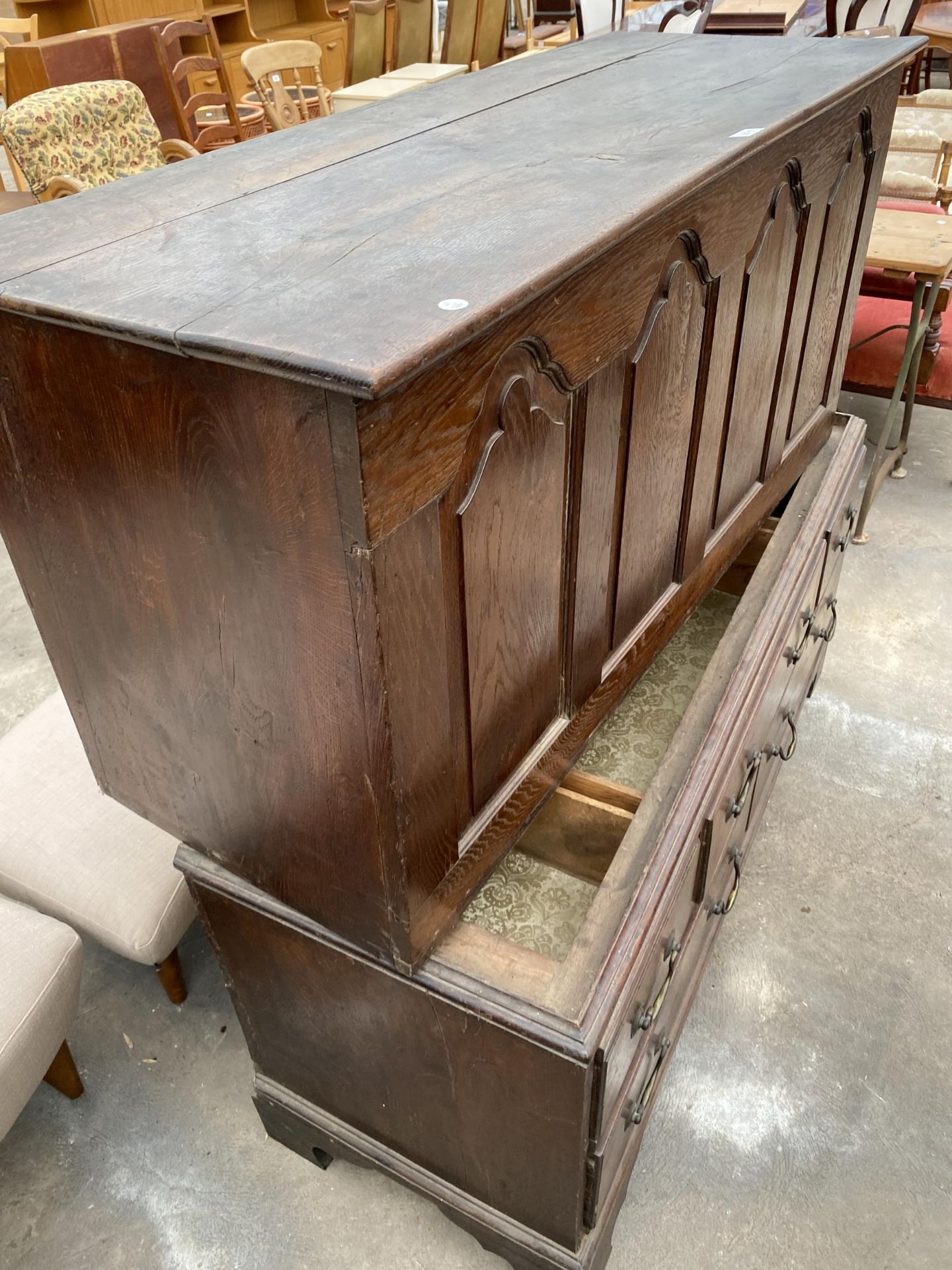 A GEORGIAN OAK FOUR PANEL MULE CHEST WITH FIVE DRAWERS TO THE BASE, 52" WIDE, ON BRACKET FEET - Image 6 of 7