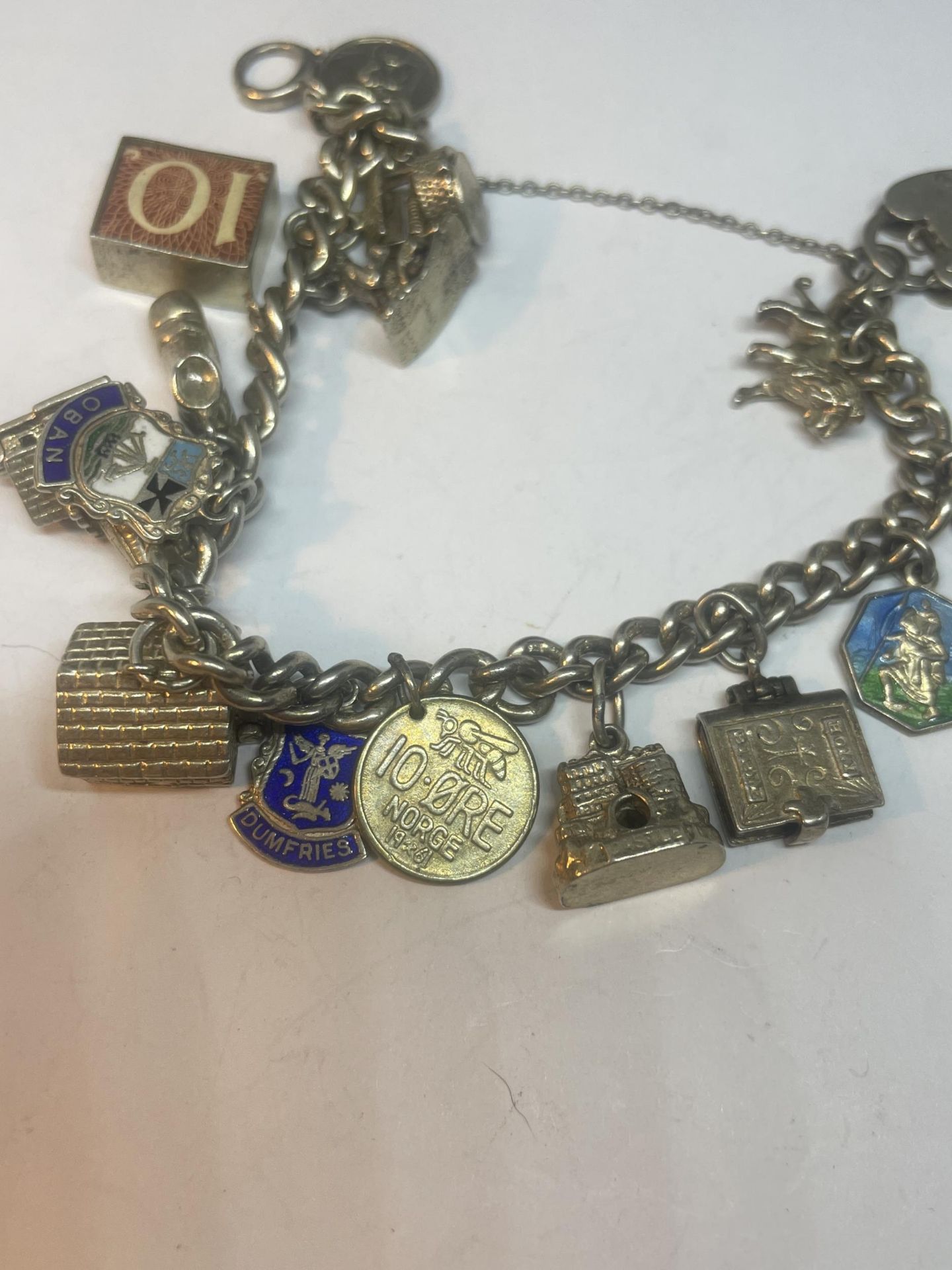 A SILVER CHARM BRACELET WITH FIFTEEN CHARMS AND A HEART PADLOCK - Bild 3 aus 4