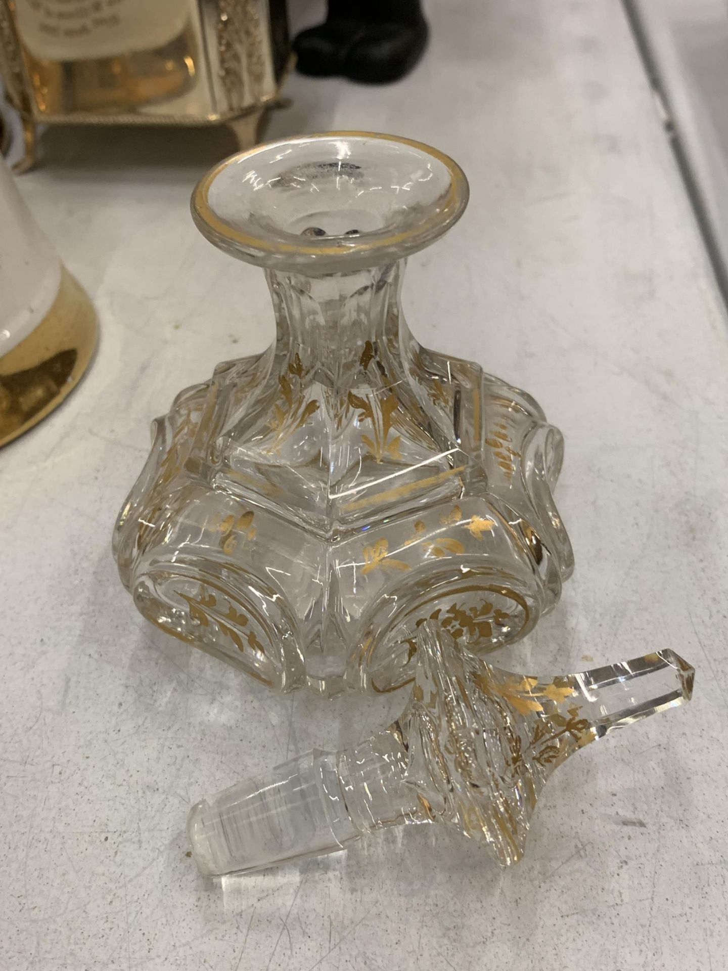 A GEORGIAN GLASS AND GILDED PERFUME BOTTLE - Bild 2 aus 2