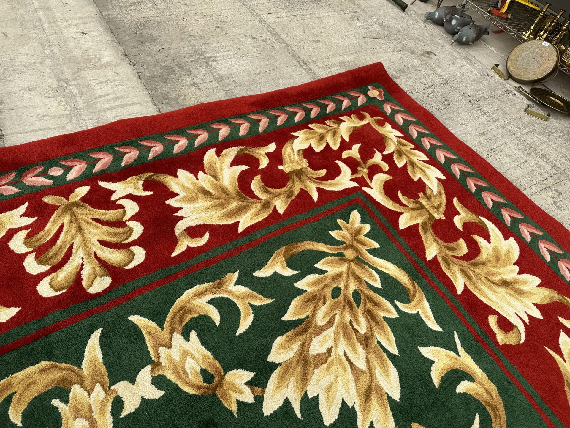 A LARGE GREEN, RED AND GOLD 200 OUNCE PURE WOOL RUG, - 485 CM X 358 CM (COST £8000 FROM SIGNATURE - Bild 8 aus 9