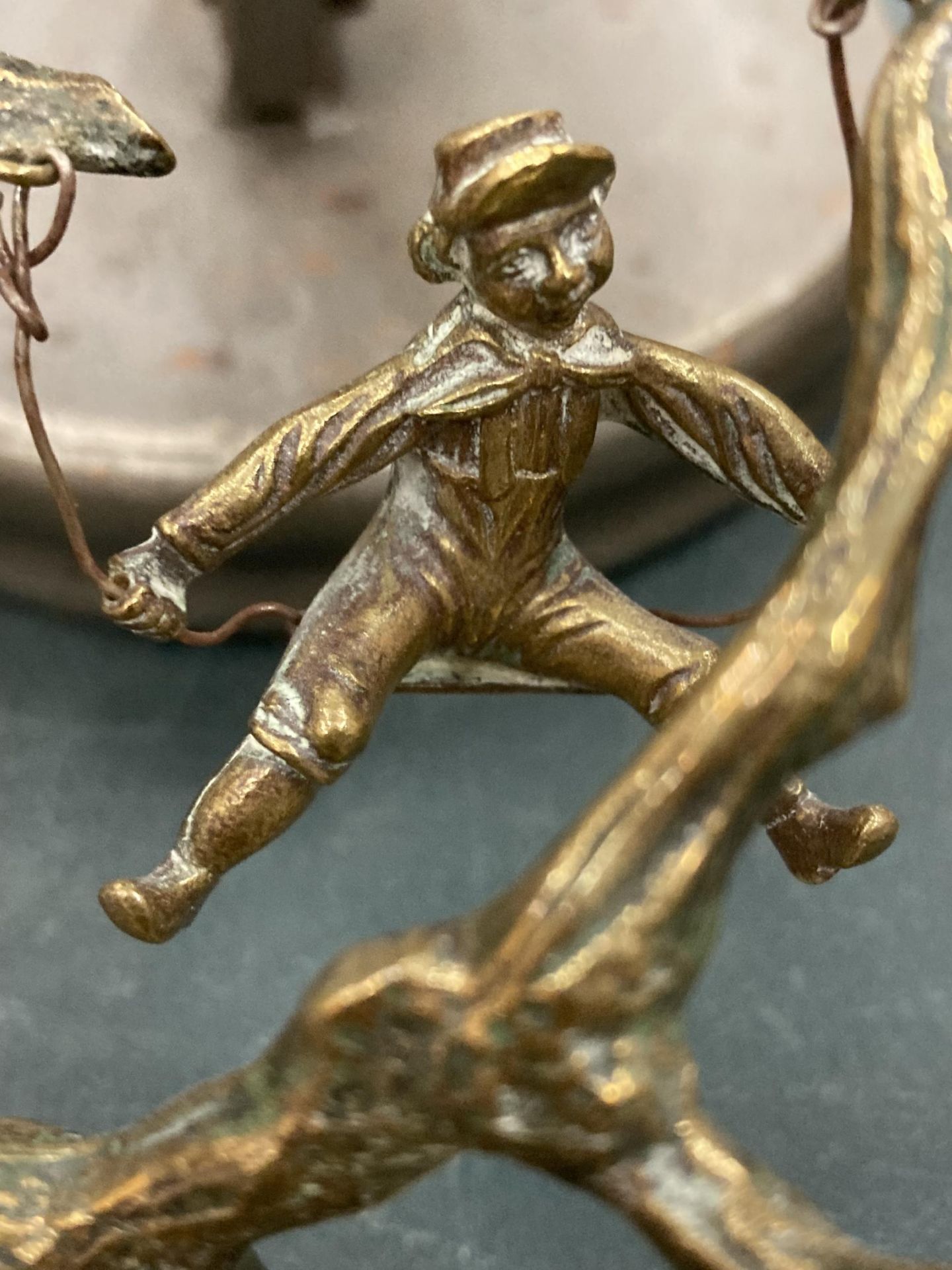A VINTAGE NOVELTY BRASS INKWELL WITH A SINGING BOY IN A TREE - Image 3 of 4