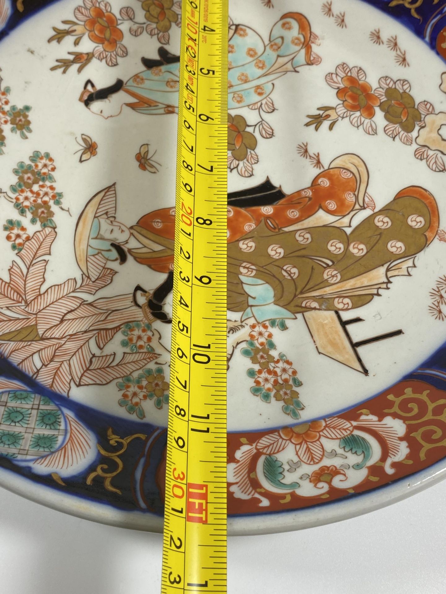 A LARGE JAPANESE MEIJI PERIOD (1868-1912) IMARI CHARGER WITH FIGURAL DESIGN, DIAMETER 31.5CM - Image 7 of 7
