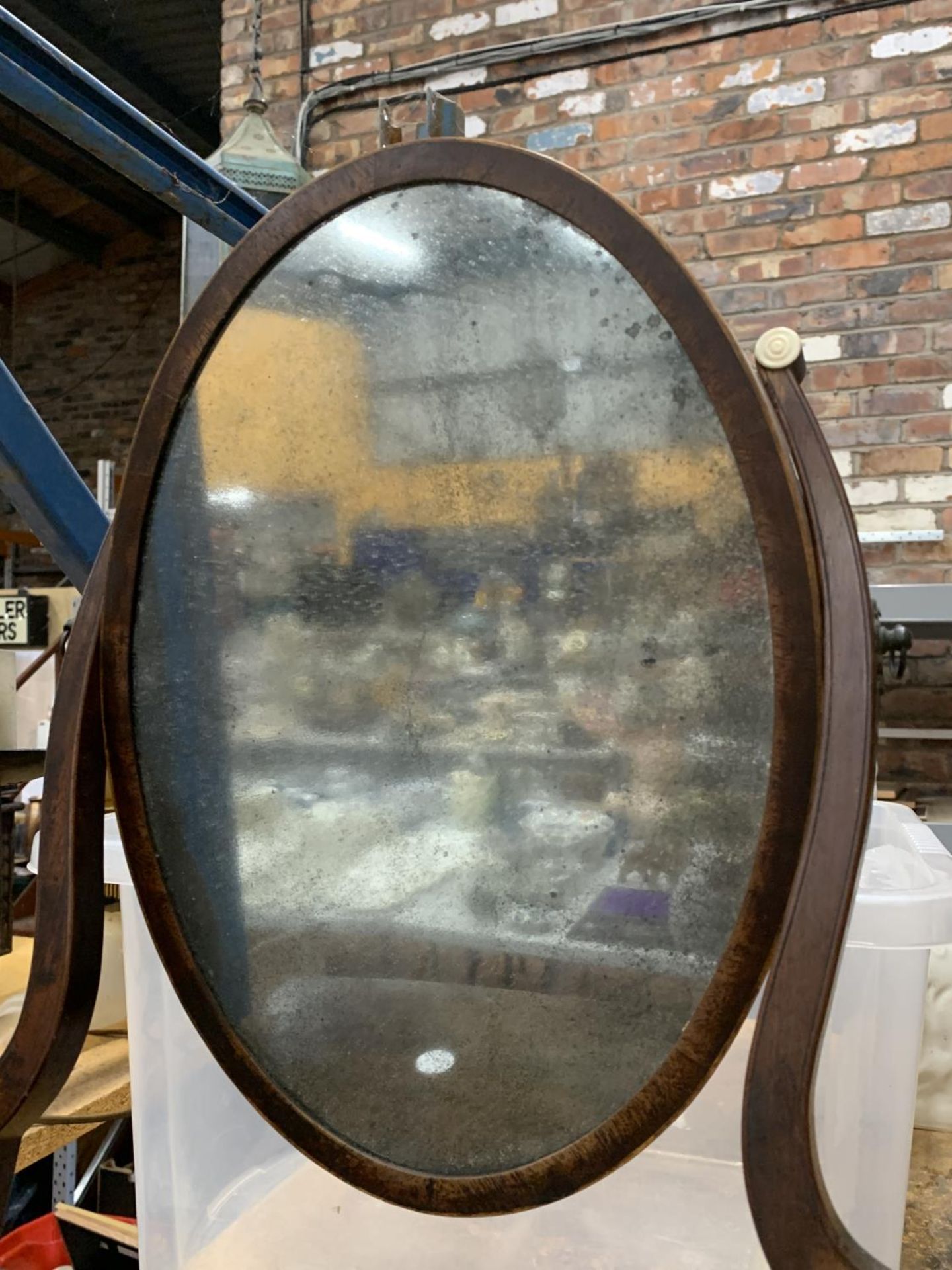 A VINTAGE MAHOGANY DRESSING MIRROR WITH DRAWER - Image 3 of 3