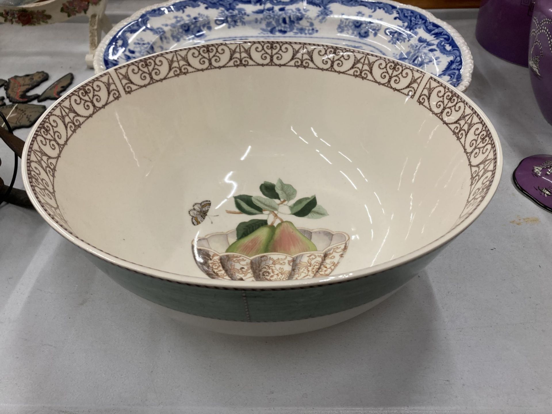 A LARGE WEDGWOOD 'SARAH'S GARDEN' BOWL, DIAMETER 32CM