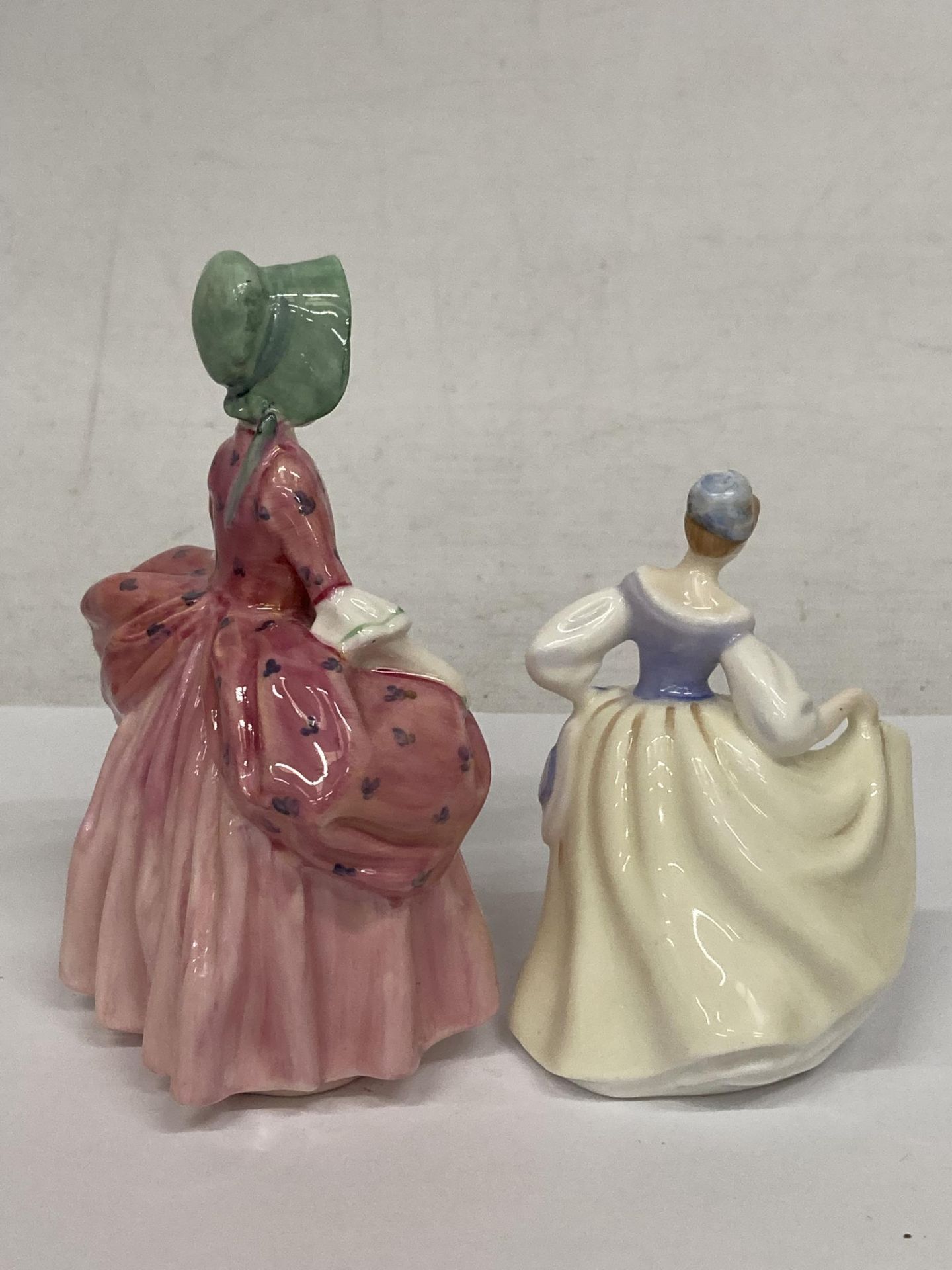 TWO ROYAL DOULTON FIGURINES "BO-PEEP" HN1811 AND ROYAL DOULTON MINIATURE "FAIR LADY" HN 3216 - Bild 2 aus 4