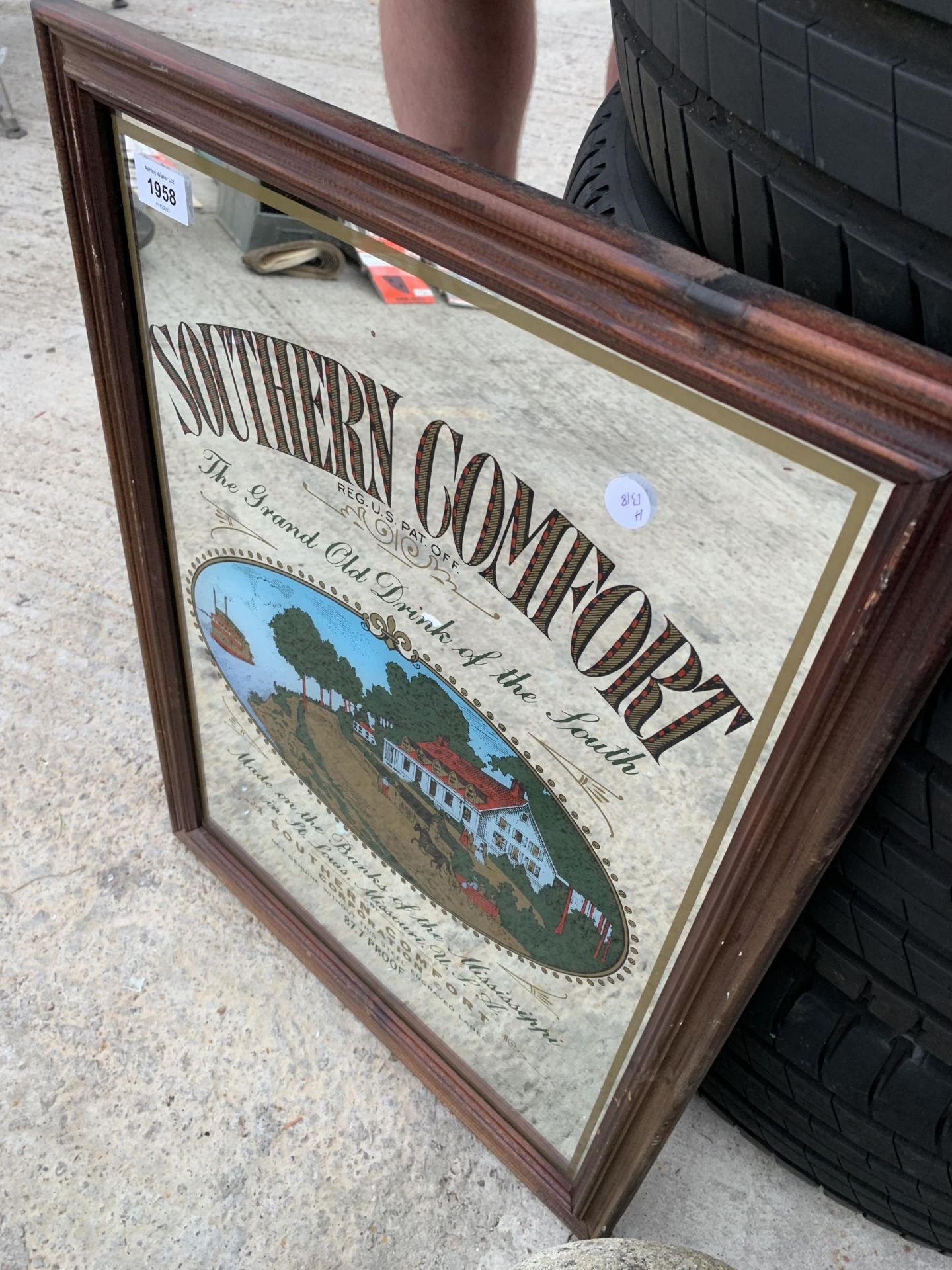 A FRAMED SOUTHERN COMFORT ADVERTISING MIRROR - Bild 2 aus 2