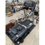 A CYBEX LCX 425T TREADMILL EXERCISE MACHINE WITH INTELLIGENT SUSPENSION (COST £3000)