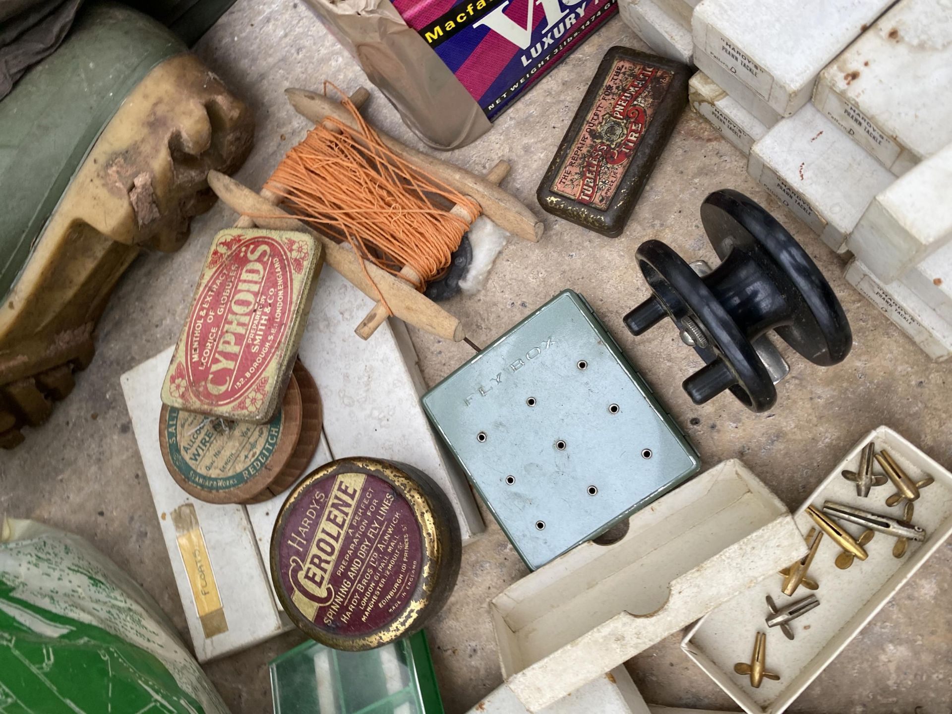AN ASSORTMENT OF VINTAGE FISHING TACKLE TO INCLUDE A REEL, WADERS AND HOOKS ETC - Image 6 of 8