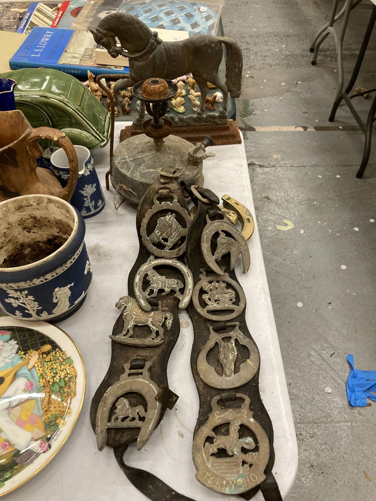 A QUANTITY OF VINTAGE HORSE BRASSES, A CAST HORSE DOORSTOP PLUS A VINTAGE STOVE