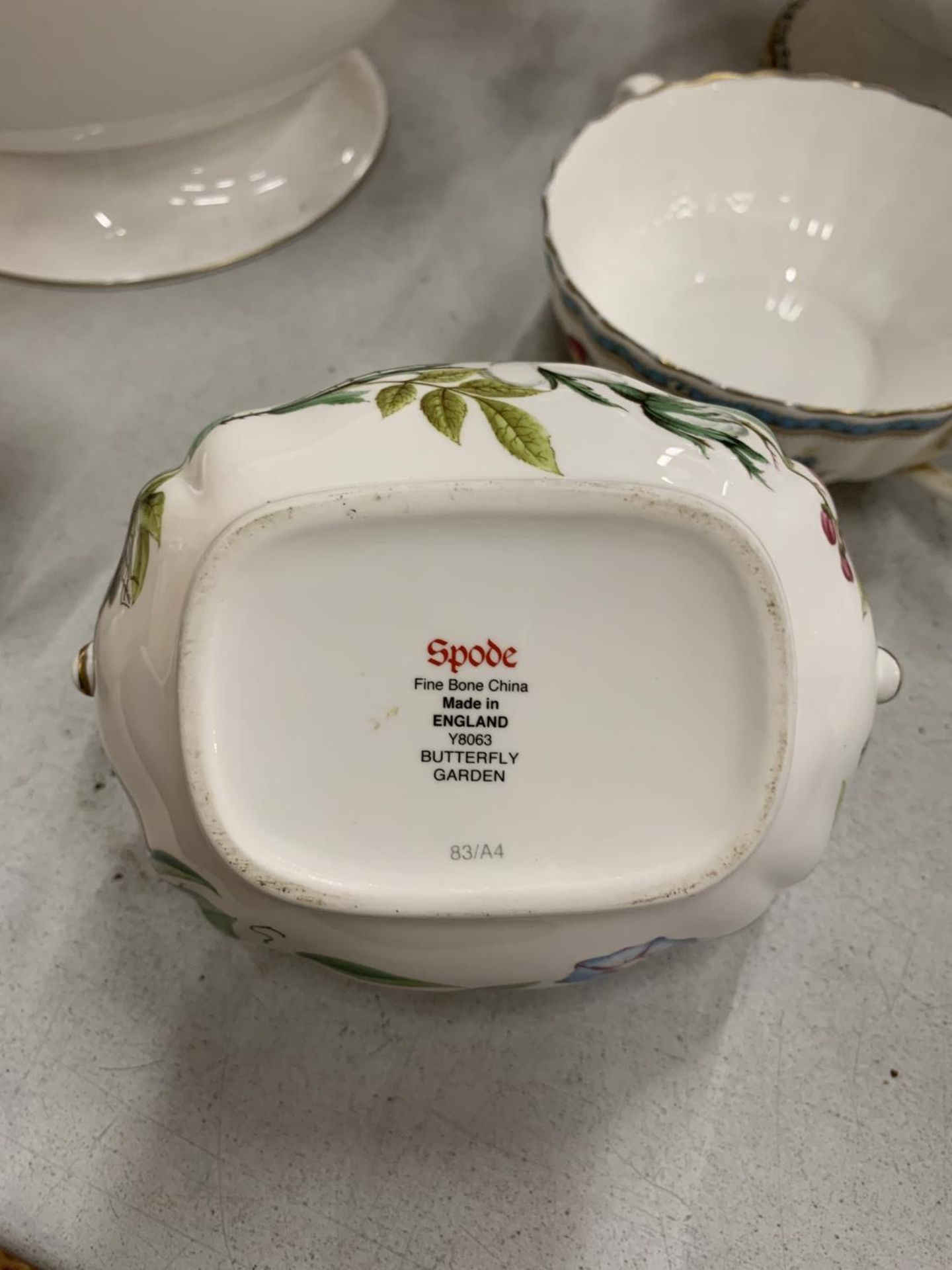 SIX PIECES OF SPODE TO INCLUDE THREE SERVING DISHES, A SOUP COUPE AND TWO SUGAR BOWLS - Image 2 of 3