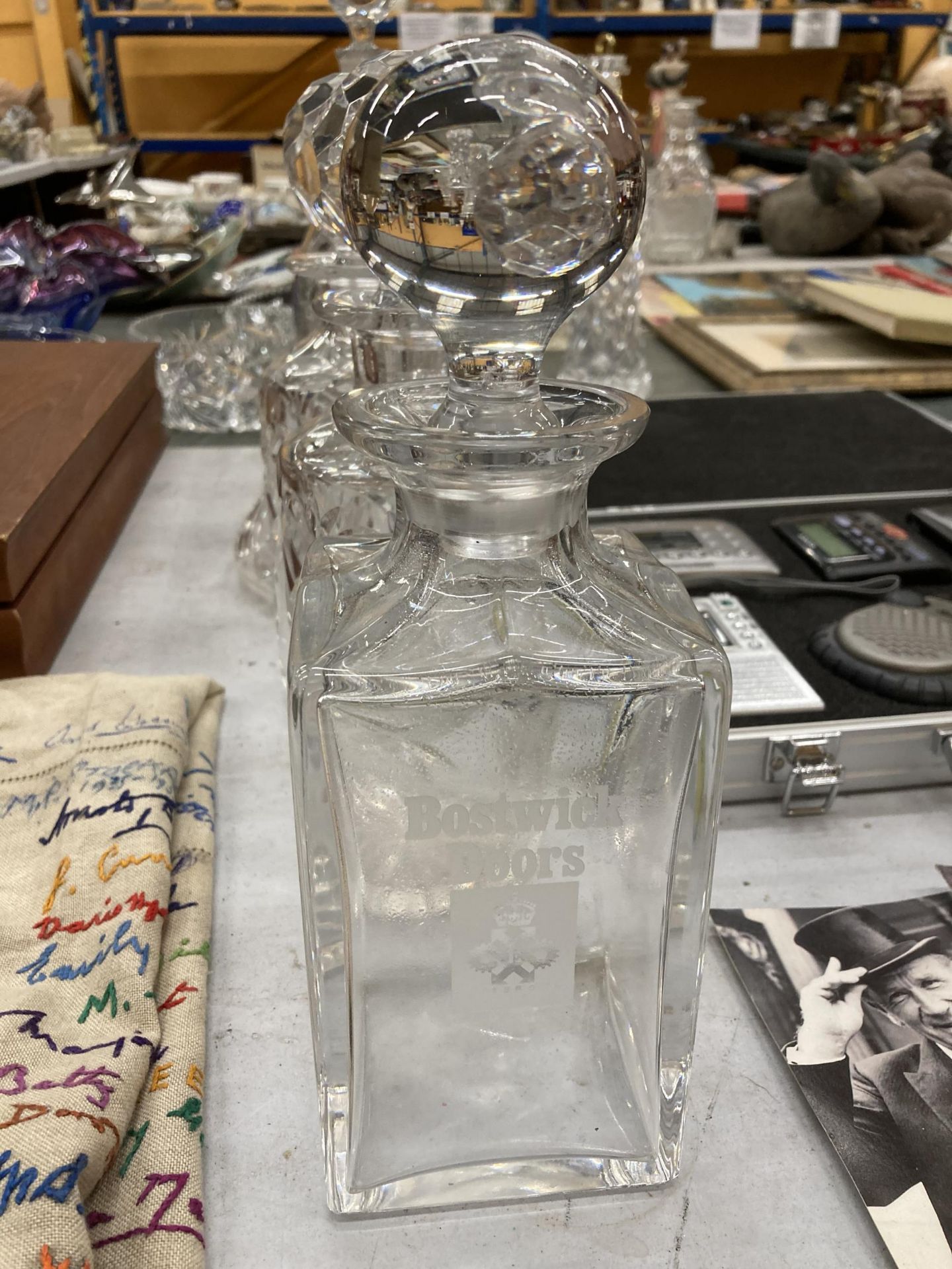 FIVE GLASS DECANTERS TO INCLUDE THREE CUT GLASS - Bild 4 aus 4