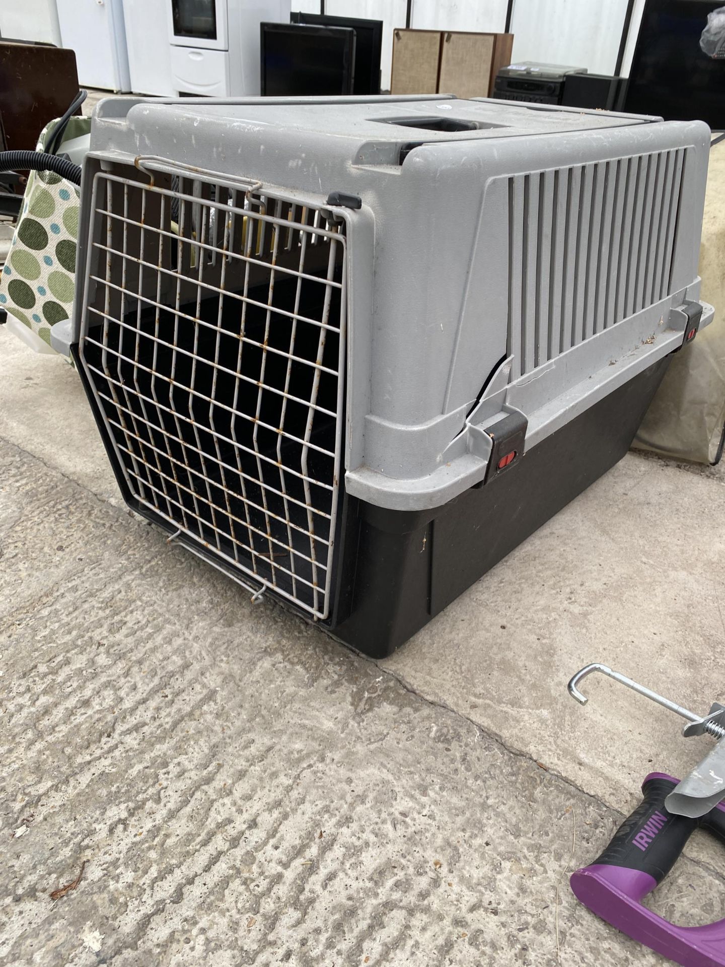 A PET CARRYING CRATE - Image 2 of 2