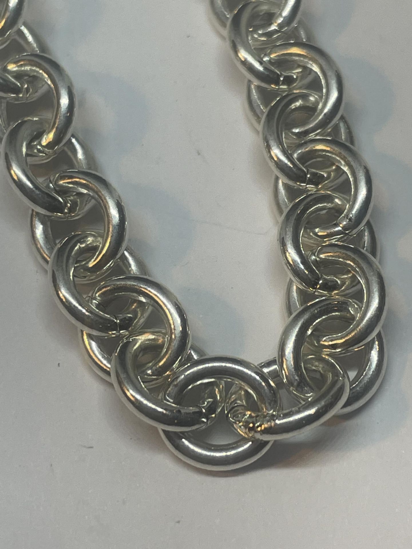 A HEAVY SILVER NECKLACE - Image 2 of 3